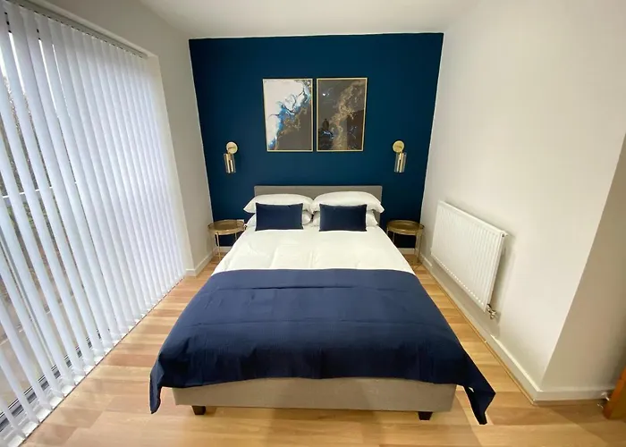 Large 5-Bed City Centre Townhouse With Secure Parking