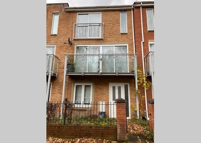 Large 5-Bed City Centre Townhouse With Secure Parking
