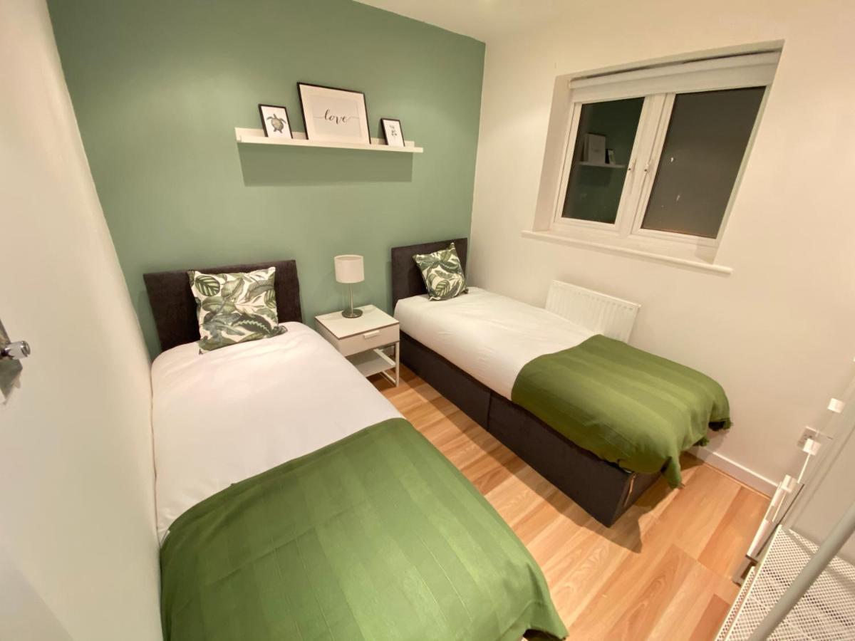 Large 5-bed Centre Townhouse With Secure Parking Manchester