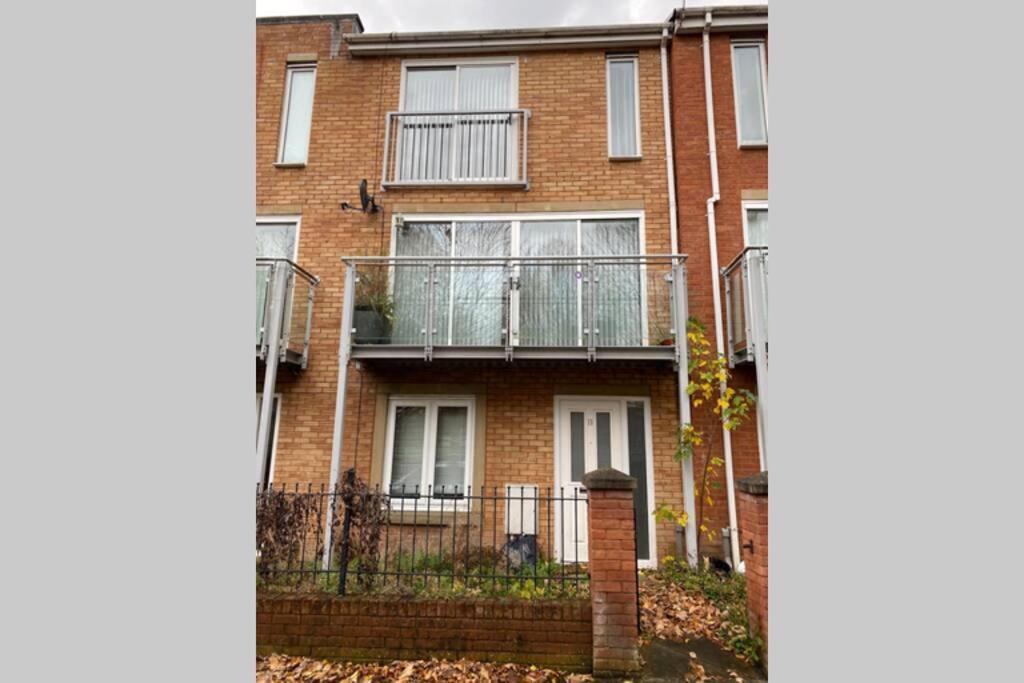 Large 5-bed Centre Townhouse With Secure Parking Manchester
